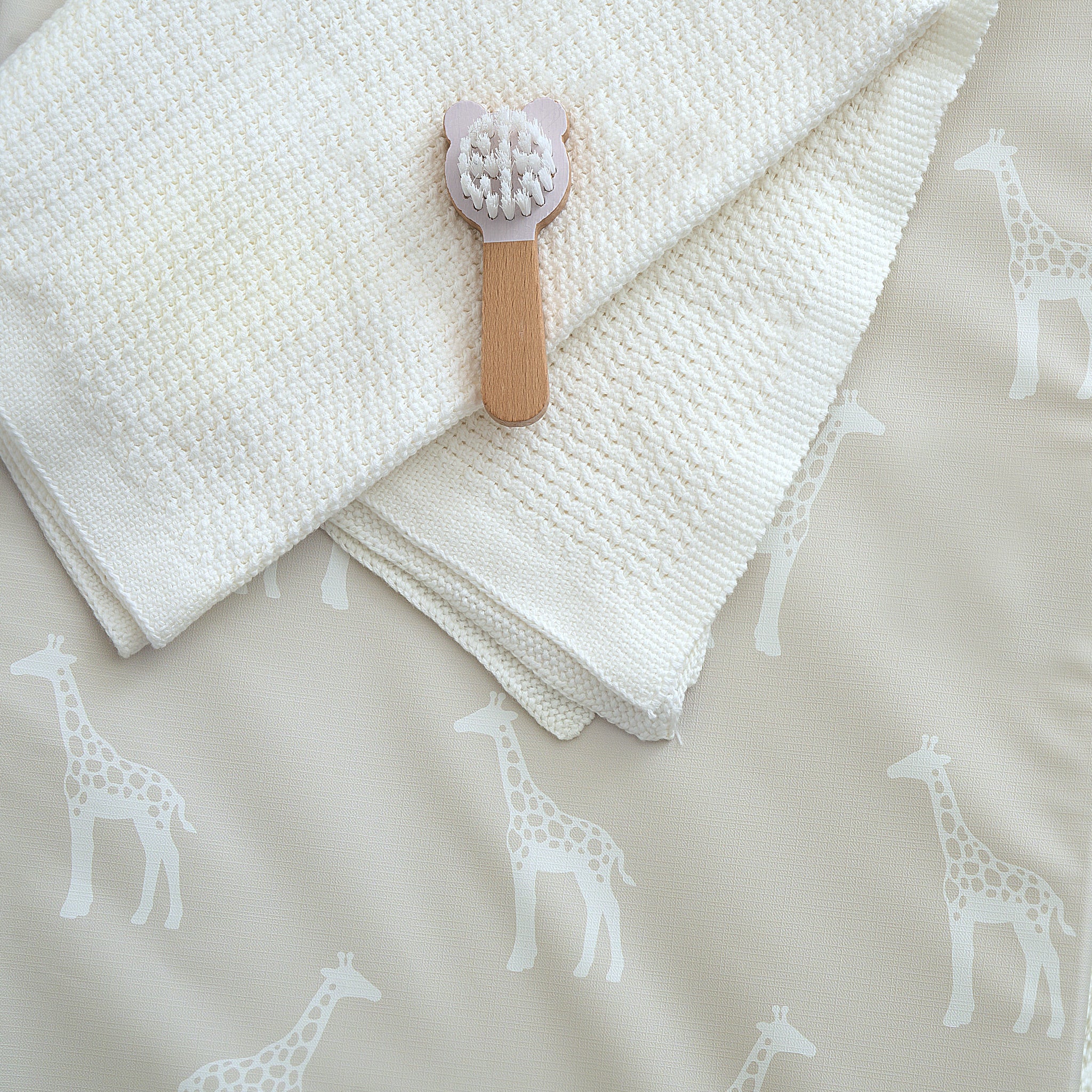 Anti-Roll Changing Mat - Milou the Giraffe - The Tiny Bed Company™